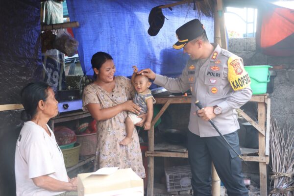 Polres Jembrana Bagikan Sembako Ke Warga