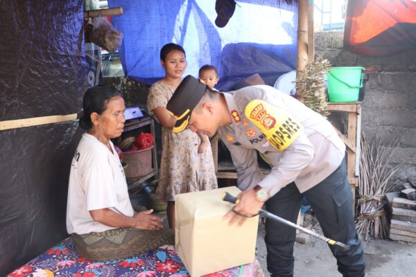 Polres Jembrana Gelar Program Minggu Kasih Dengan Penyerahan Sembako