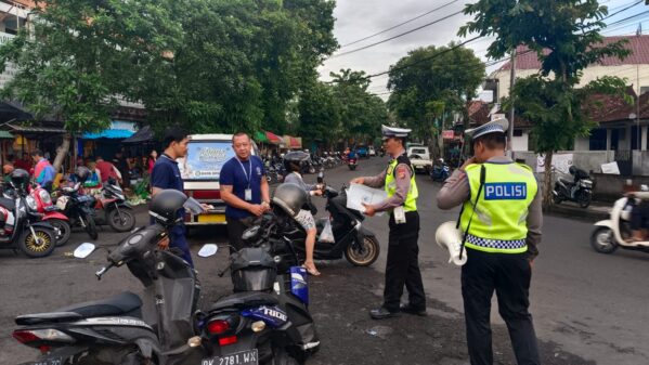 Polres Jembrana Lakukan Pembinaan Dan Penyuluhan Di Pasar Jembrana Dalam