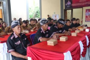 Polres Jembrana Melaksanakan Jumat Curhat dengan Tokoh masyarakat dan Tokoh adat Desa Delodberawah