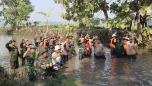 Polres dan Kodim Sukoharjo Gelar Aksi Bersih-Bersih Saluran Irigasi