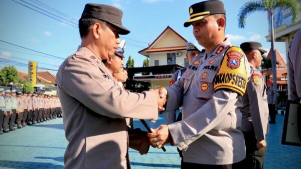 Polresta Banyuwangi Anugerahkan Penghargaan Kepada Anggota Berprestasi