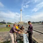 Polri Lakukan Bersih Bersih Usai Pesta Rakyat Di Monas