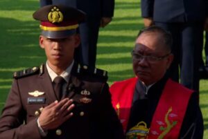 Michael Josua: Perwira Remaja Polri Pertama Penganut Konghucu yang Dilantik Presiden