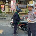 Progam Jum’at Berkah, Jajaran Satlantas Polres Rembang Bagi Bagi Nasi Bungkus