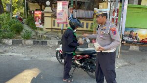 Progam Jum’at Berkah, Jajaran Satlantas Polres Rembang Bagi-bagi Nasi Bungkus Untuk Warga