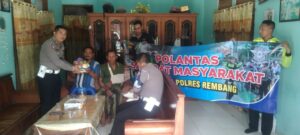 Progam ” Polri Peduli “, Satlantas Polres Rembang Kunjungi Korban Laka Lantas Berikan Tali Asih