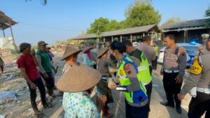 Rangkaian Ops Patuh Candi 2024, Satlantas Polres Rembang Bagi-bagi Nasi Bungkus Di TPA