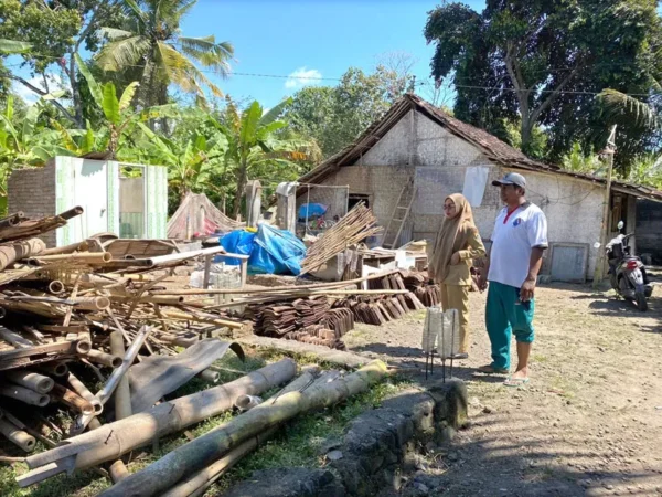 Rumah janda di benculuk banyuwangi ambruk diterjang angin kencang, tiga