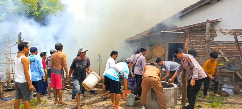 Rumah Warga Kradenan Banyuwangi Terbakar Gegara Bakar Sampah Sembarangan