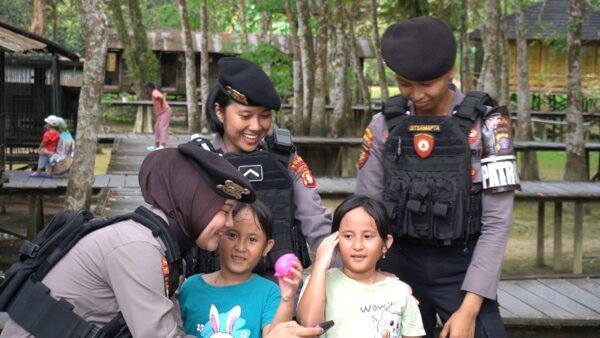 Rutin Patroli, Personel Ditsamapta Polda Kalteng Berikan Makanan Gratis Kepada