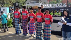 Saat Peserta Balap Tour de Banyuwangi Ijen 2024 Kenakan Sarung dan Peci