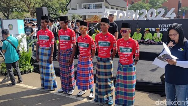 Sarung Dan Peci Warnai Tour De Banyuwangi Ijen 2024