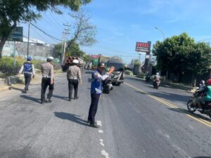 Satlantas Polres Rembang Bersinergi Dengan Dishub Rembang Laksanakan Penertiban Parkir Liar