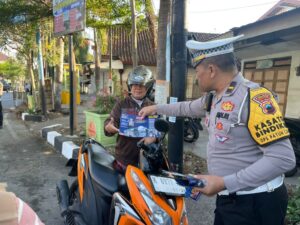 Satlantas Polres Rembang Sosialisasikan Ops Patuh Candi 2024 Lewat Bagi-Bagi Lieflet & Stiker