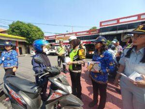 Satlantas Polres Sukoharjo Hadiahkan Mug dan Helm untuk Pengendara Motor yang Patuh Aturan