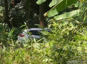 Sebuah Mobil Asal Tegal Masuk Jurang 30 Meter di Bantarkawung Brebes!