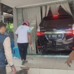 Sebuah Mobil Tabrak Bank Di Semarang