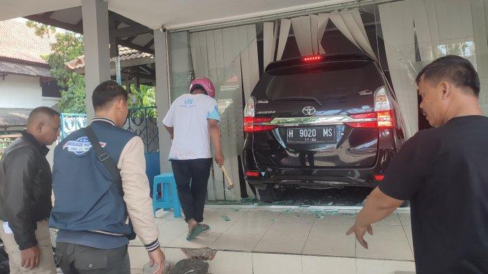 Sebuah Mobil Tabrak Bank Di Semarang