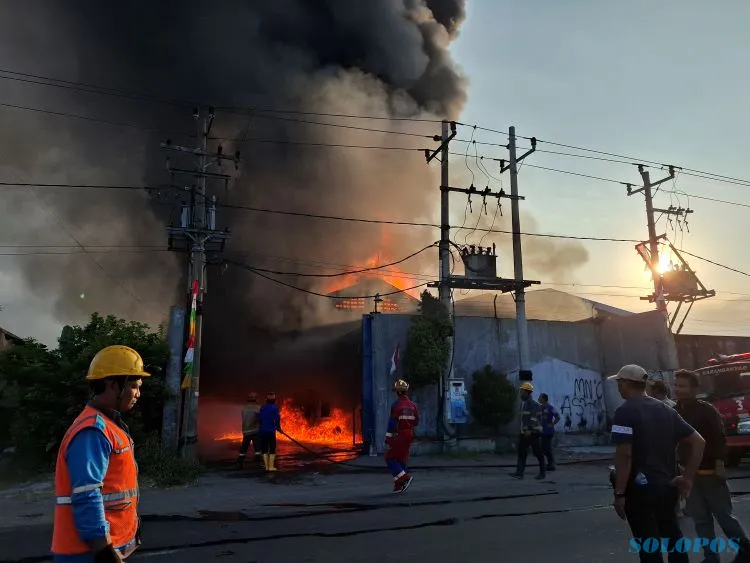 Sebuah Pabrik Daur Ulang Plastik Di Tasikmadu Karanganyar Terbakar