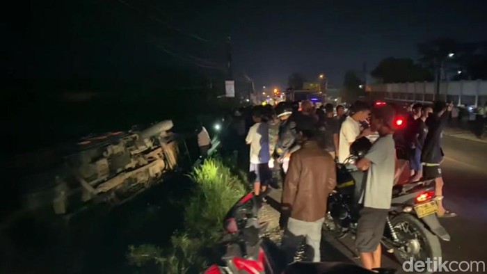 Sebuah Truk Rem Blong Seruduk Tiga Mobil Di Turunan Flyover