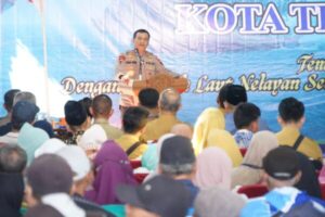 Kapolda Jateng Santuni Anak Yatim di Acara Sedekah Laut Nelayan Tegal