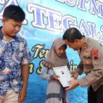 Sedekah Laut Tegal, Kapolda Jateng Berikan Santunan Ke Anak Yatim