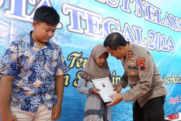 Sedekah Laut Tegal, Kapolda Jateng Berikan Santunan Ke Anak Yatim