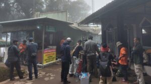 Sejumlah Relawan Disiagakan Tiap Pos Pendakian Pada Malam 1 Suro di Gunung Lawu