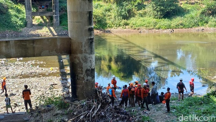 Seorang Pemotor Hilang di Jembatan Mojo, Tim SAR Menyusuri Bengawan Solo