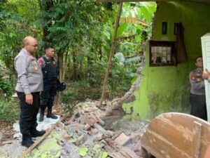 Respons Cepat TNI/Polri dan BPBD Evakuasi Korban Gempa di Batang