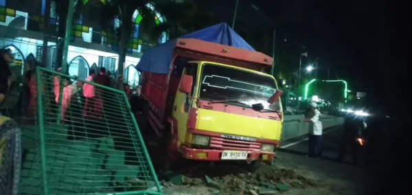 Sopir Mabuk Terabas Pagar Masjid Agung Baiturrahman Banyuwangi, Satlantas Tidak