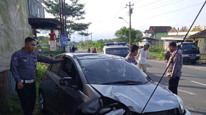 Sopir Mobil Ngantuk, Bawa Empat Remaja Tabrak Tembok Hingga Terguling