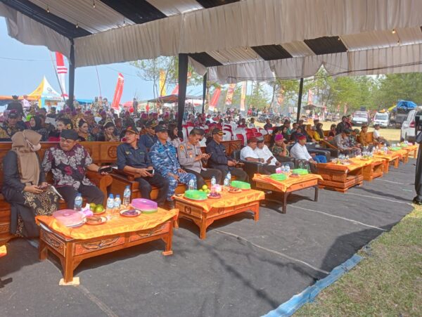 Suasana Kondusif Dalam Upacara Petik Laut Lampon Tahun 2024 Di