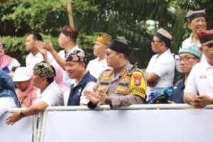 Finish Etape 3 Tour De Banyuwangi Ijen, Pembalap Disambutan Hangat Kapolresta dan Forkopimda