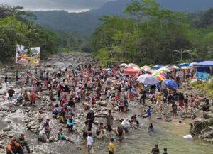 Sungai Gintung Dipenuhi Ribuan Warga Banjarnegara untuk Meriahkan Gramak Iwak