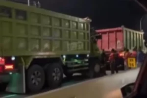 Tabrakan Beruntun Lur, Truk vs Truk di Depan SPBU Pudak Payung Semarang