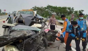 Minibus VS Truk di Tol Batang-Semarang, 3 Penumpang Tewas