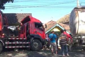 Truk Tangki Pertamina di Banyuwangi Tabrak 2 Rumah Warga Gegara Sopir Ngantuk