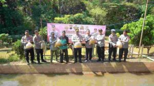 Program Ketahanan Pangan Polres Batang: Tebar Benih Ikan Lele di Desa Kebumen