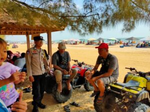 Tekan Angka Kejahatan & Kecelakaan Air, Personil Polsek Rembang Kota Di Libatkan Monitoring Wisata Karangjahe Beach