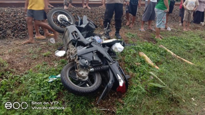 Terabas Perlintasan Tanpa Palang Pintu, Seorang Pemotor Tewas Tertabrak Ka