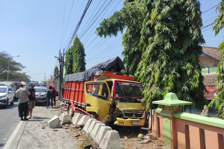 Tiga Kendaraan Kecelakaan Beruntun Di Pantura Demak Kudus, Hingga Tewaskan Pak