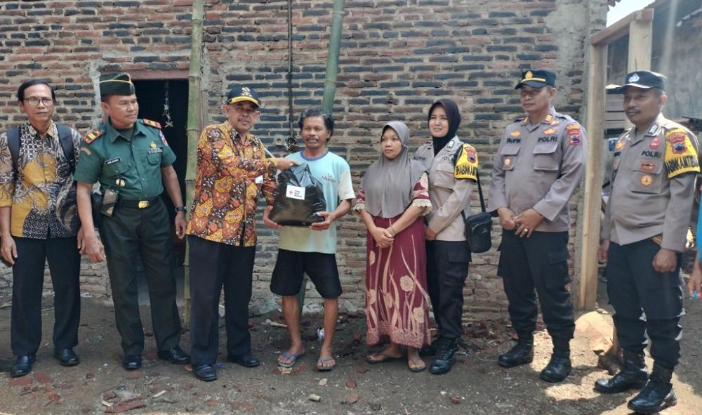 Tim Gabungan Salurkan Bantuan Sembako Bagi Korban Gempa Di Batang