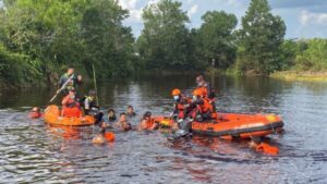 Tim SAR Brimob Kalteng dan Basarnas Evakuasi Korban di Danau Bekas Galian