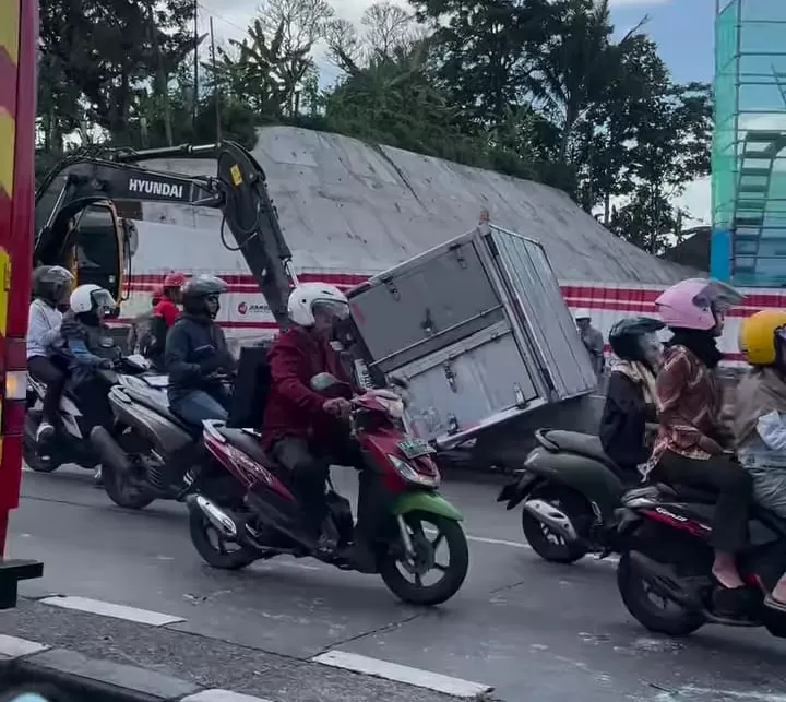 Tol Bawen Semarang Diguncang Kecelakaan Beruntun, Mobil Dan Motor Rusak