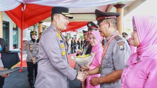 Tradisi Pedang Pora Dihadiri Dalam Bhayangkara Purnabakti Polresta Banyuwangi