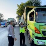 Truk Berat Parkir Di Bahu Jalan, Satlantas Polres Rembang Tegur