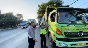 Truk Berat Parkir di Bahu Jalan, Satlantas Polres Rembang Tegur Sopir dengan Sigap