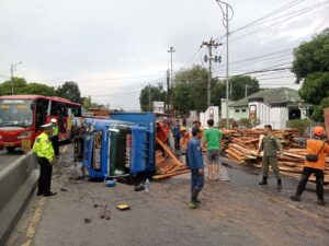 Truk Muatan Kayu Terguling di Ungaran Semarang akibat Sopir Mengantuk